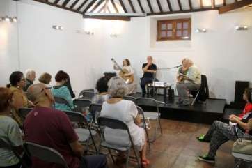 Un momento de la velada poética celebrada en el Molino del Conde (Foto Jesús Ruiz Mesa)