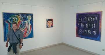 Jerónimo Maldonado, ante sus obras (Foto TA)