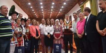 Foto de familia del Festival, hoy, en la presentación en las Casas Consistoriales (Foto TA)