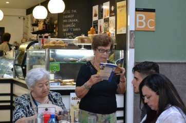 Una de las poetas, en el acto celebrado el pasado jueves en la capital de la Isla (Foto TA)