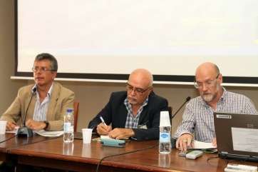 Un momento de la presentación del trabajo de Emiliano Rodríguez Calleja (3d.) (Foto Jesús Ruiz Mesa)
