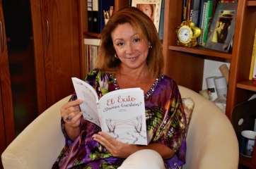 Lidia Monzón, con su primer libro (Foto TA)