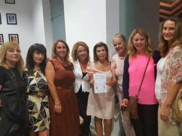Lidia Monzón, durante la presentación y junto a varias asistentes (Foto TA)