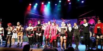 Los artistas del musical sobre el escenario del teatro teldense (Foto AC Contracorriente Alterna)