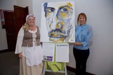 La consejera insular de Turismo, Inés Jiménez (d), con la narradora Mari Carmen Ramos, junto al cartel de la muestra (Foto TA)