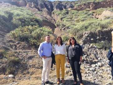 La alcaldesa con el director general de Cooperación y Patrimonio Cultural y la concejala Gloria Cabrera (Foto TA)