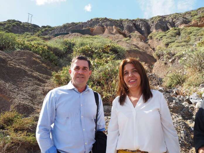 El director general Miguel Ángel Clavijo y la alcaldesa Carmen Hernández en su visita a El Portichuelo (Foto TA)