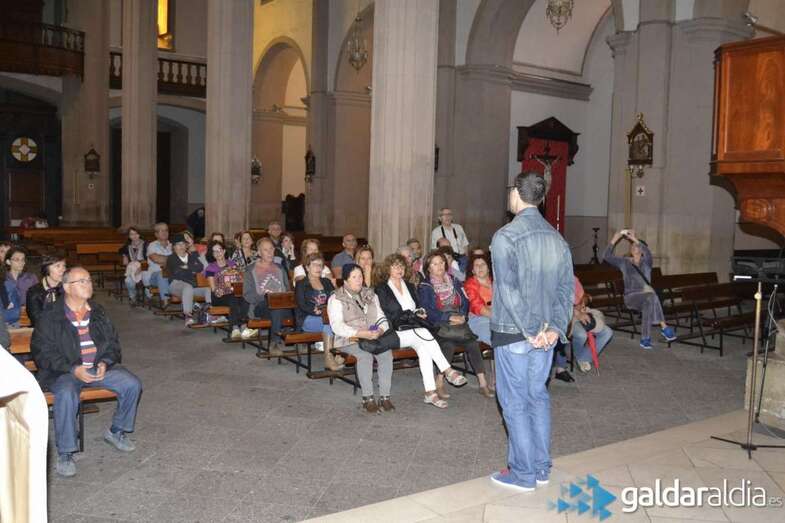 La visita comenzó en la Iglesia de Santiago (Foto Galdaraldia.com)