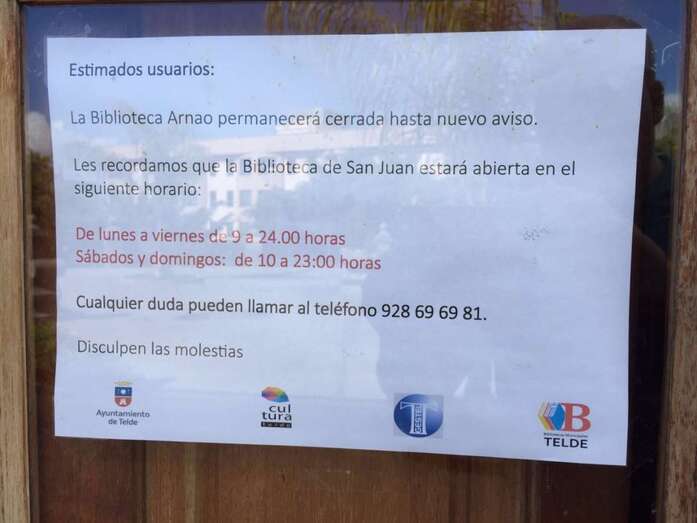 Cartel de días atrás avisando del cierre de la Biblioteca (Foto TA)