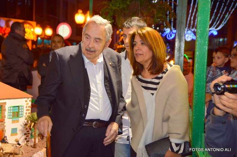 En la imagen de archivo, el artesano muestra su obra a la alcaldesa Carmen Hernández, en diciembre del pasado año (Foto Antonio Alí)