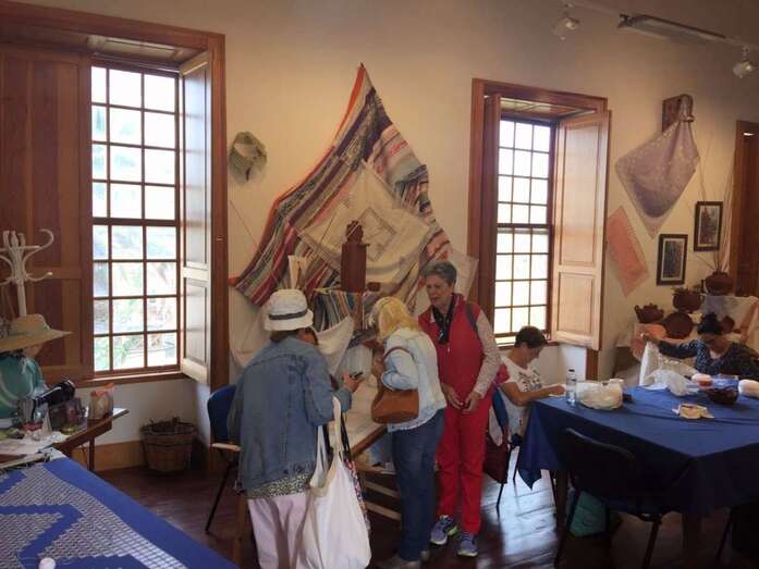 Imagen de la visita del grupo al Centro de Etnografía y Folclore en la Casa Condal (Foto TA)