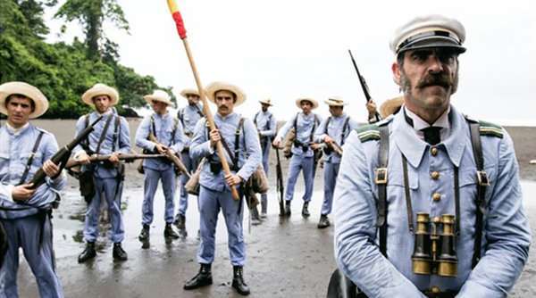El actor Luis Tosar, en primer plano, en una de las escenas de la película rodada en parte en Gran Canaria (Foto TA)