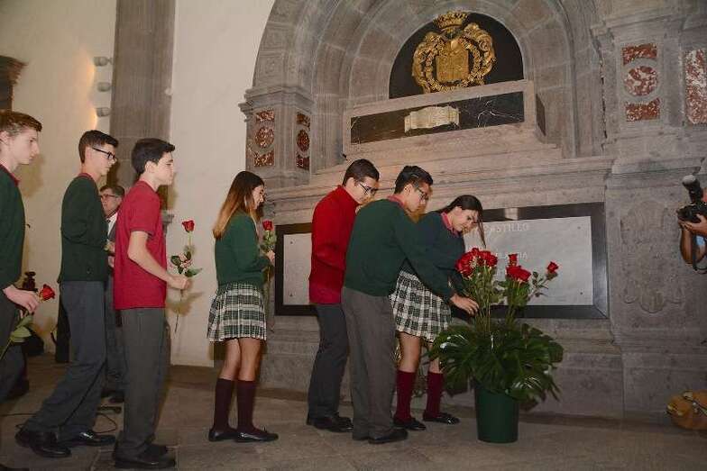 Escolares participaron en la ofrenda floral (Foto TA)
