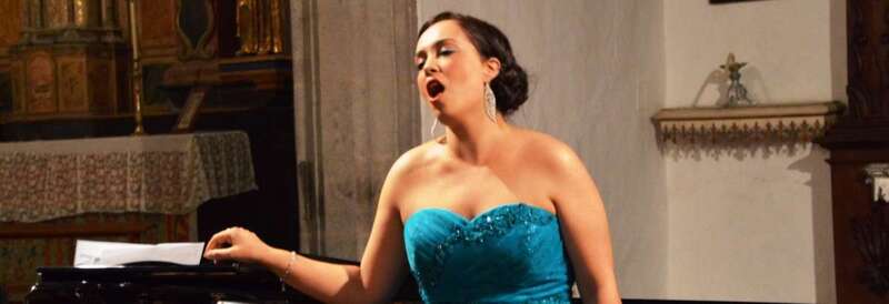 Jennifer Ramírez, en un concierto en la iglesia de San Francisco (Foto Jesús Ruiz Mesa)