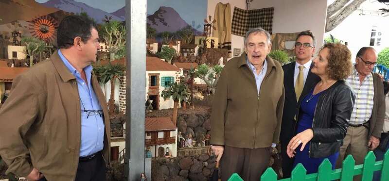 José Sánchez, esta mañana junto a la concejala Marta Hernández y a los patrocinadores del Belén (Foto TA)