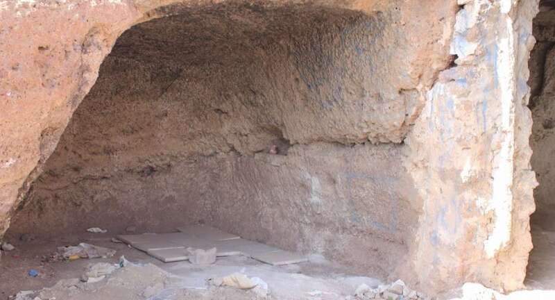 Imagen del interior de la cueva, con las losetas de piso (Foto TA)