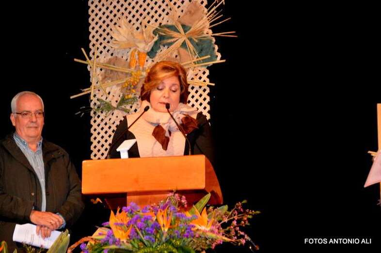 Guadalupe Santana, en el momento de recitar el poema ganador (Foto TA)