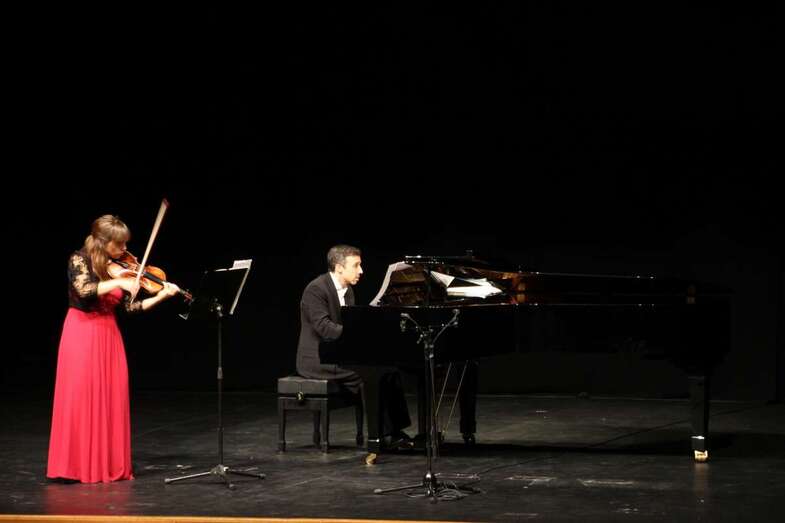 Los teldenses Irina Peña e Ignacio Clemente en un momento del concierto en el Auditorio de Teror (Foto TA)