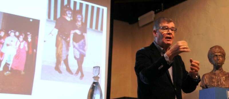 Durante su exposición, González Padrón se apoyó en toda una serie de recortes y fotografías históricas (Foto Jesús Ruiz Mesa)