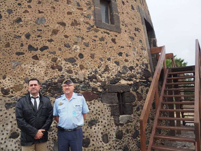 Miguel Ángel Clavijo, en la Torre de Gando junto al teniente coronel Jaime Canivell (Foto TA)