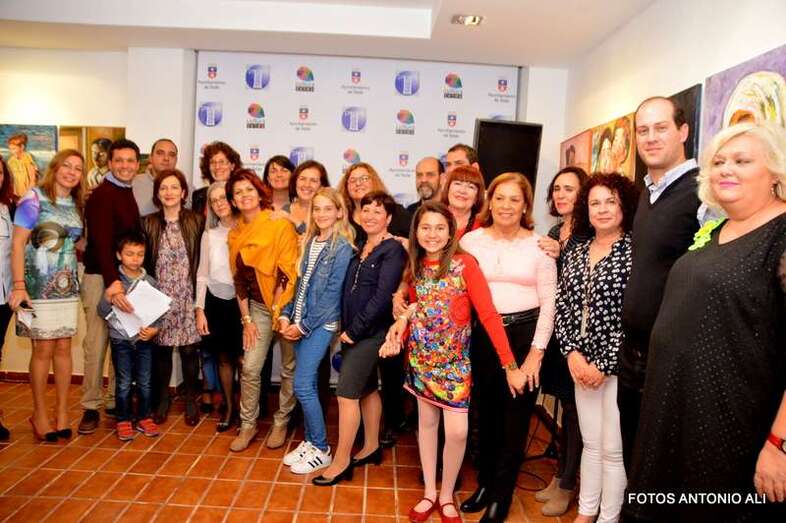 Asistentes a la muestra inaugurada anoche en Telde (Foto Antonio Alí)