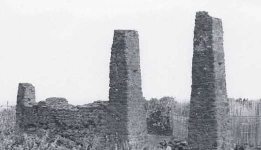 Imagen antigua de Los Picachos cuando conserva las dos pilastras (Foto Fedac)