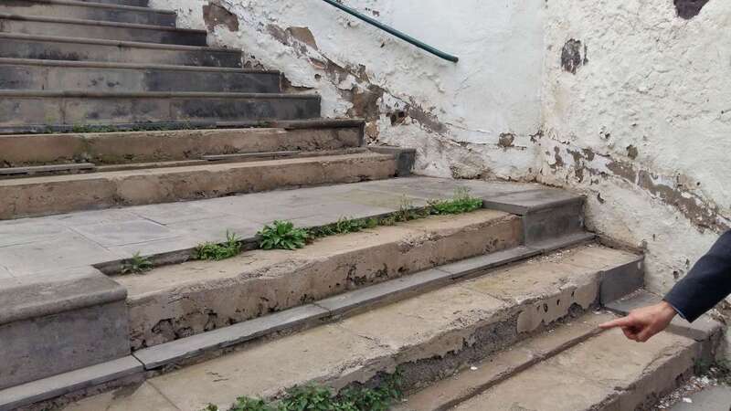 Piezas que faltan en las escaleras de la calle Fray Juan Matos, en San Francisco (Foto C7)