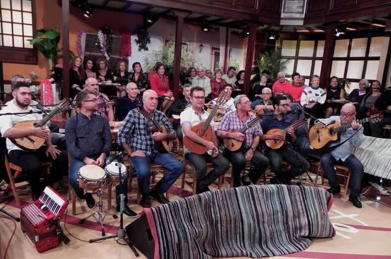 La parranda El Volumen durante su actuación (Foto TA)