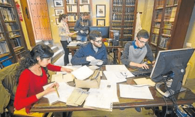  Los cinco estudiantes en prácticas realizando tareas de inventariado en la casa museo (Foto Borja Suárez / Canarias7)