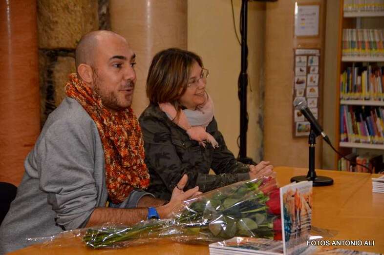 Momento del acto de anoche en la Biblioteca de Arnao (Foto Antonio Alí)