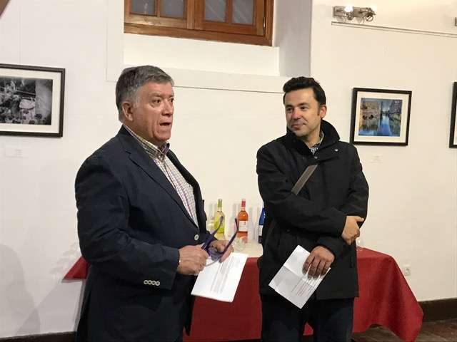 Momento de la inauguración, anoche, de la exposición (Foto TA)