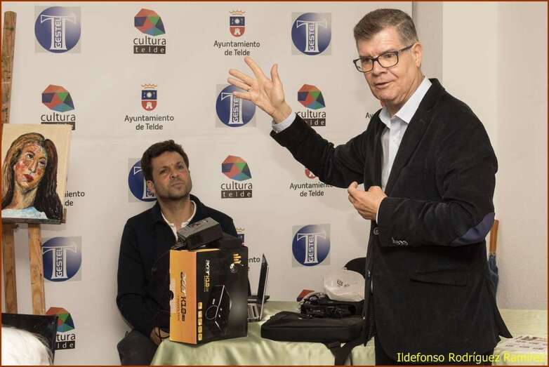 El cronista oficial e historiador, Antonio María González, durante la charla (Foto Ildefonso Rodríguez)