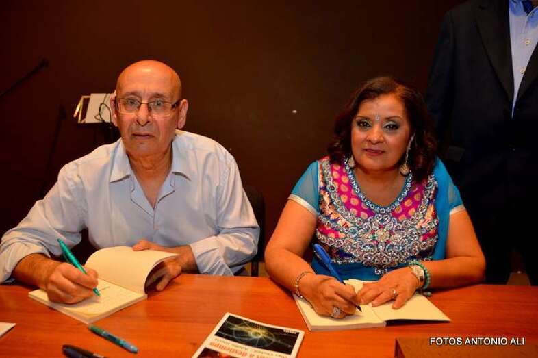 Los autores del libro firmando ejemplares (Foto Antonio Alí)