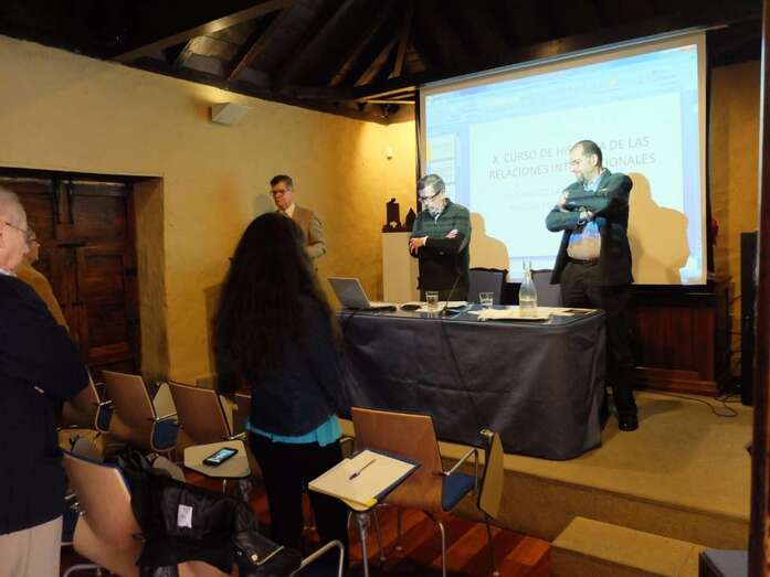 Los asistentes al curso guardaron un minuto de silencio por la muerte del historiador Antonio Bethencourt (Foto Ismael Santana)