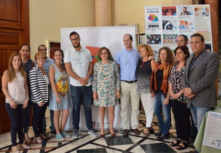 La concejala y el gerente de Gestel con productores y artistas que participan en la nueva programación (Foto TA)