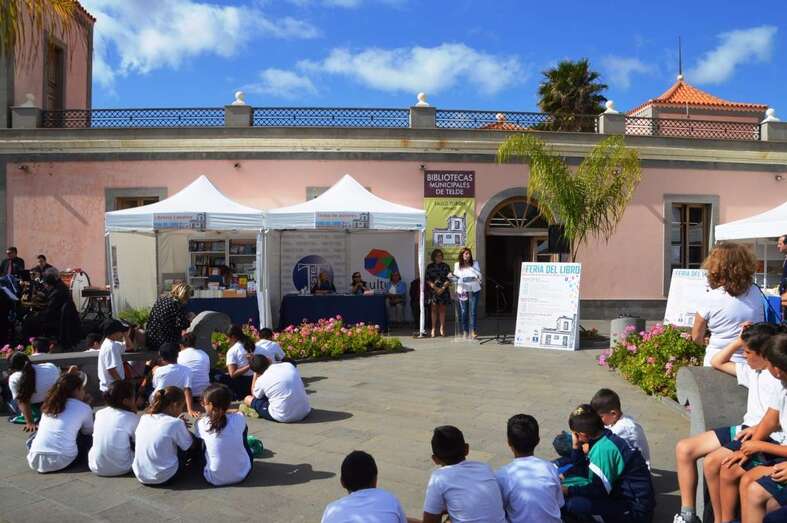 Un grupo de alumnos del colegio José Tejera participó en la inauguración de la Feria (Foto TA)