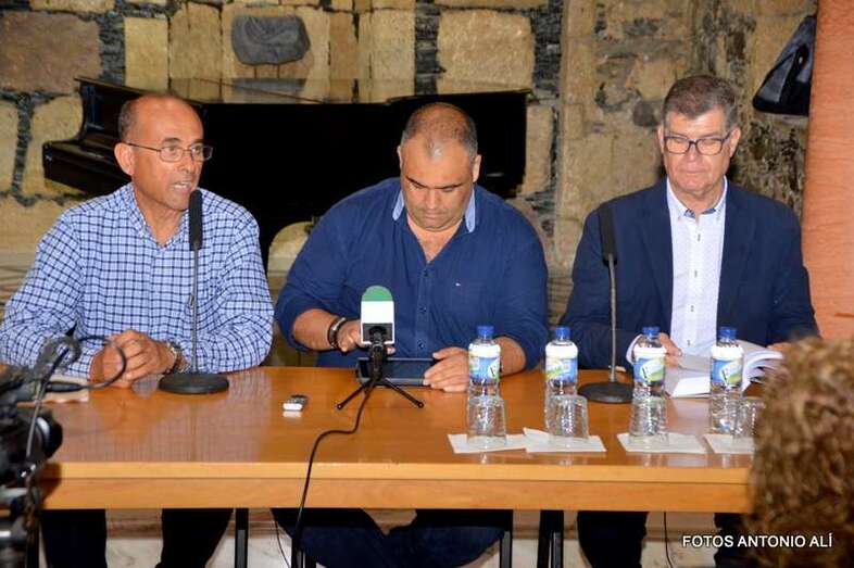 El coordinador de la obra y los dos ponentes (Foto Antonio Alí)