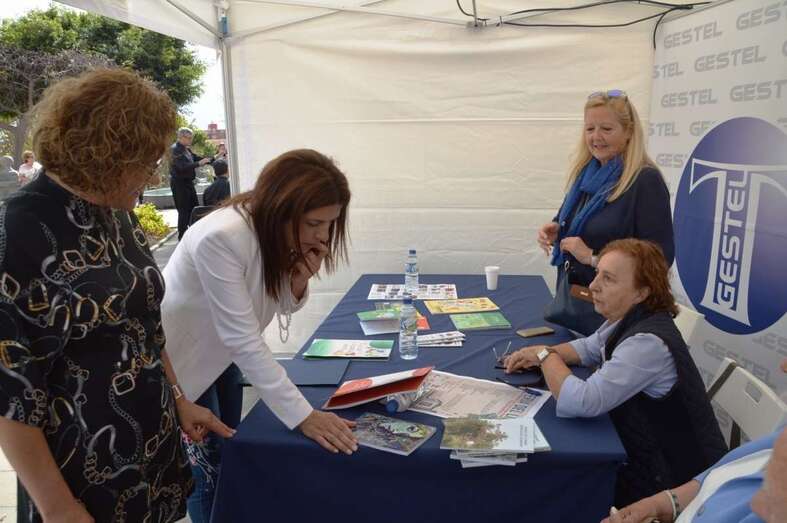 La alcaldesa Carmen Hernández, el día inaugural de la feria, consulta algunos libros (Foto TA)