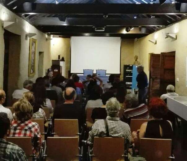 El  público esperando por la proyección que tuvo que posponerse por problemas técnicos (Foto TA)