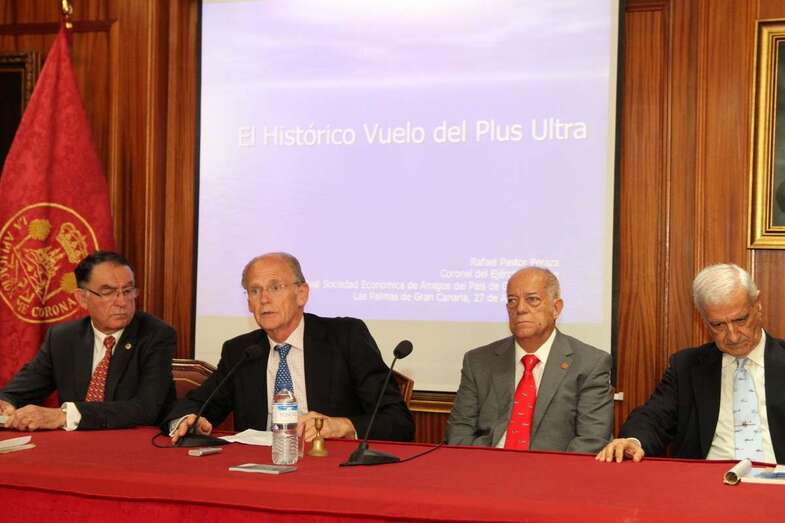 Momento del acto celebrado días atrás en la RSEAPGC (Foto Jesús Ruiz Mesa)