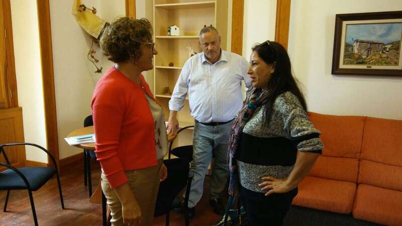 La concejala de Cultura, Marta Hernández, charla con la monitora del taller de bailes tradicionales, en presencia de Jesús Santana (Foto TA)