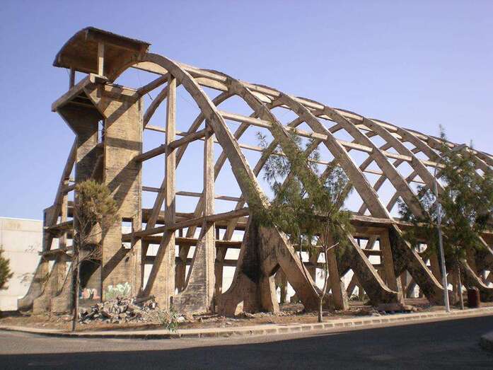 Restos de un antiguo silo de la desaparecida fábrica de Cinsa en Salinetas-Telde (Foto TA)