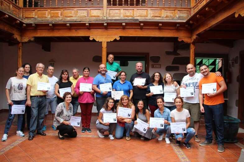 Los participantes en el curso recibieron un diploma de asistencia (Foto TA)