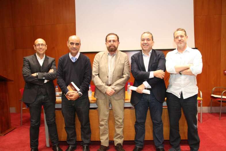 Nicolás Guerra, autor del libro, y las personas que participaron en su presentación (Foto Jesús Ruiz Mesa) 
