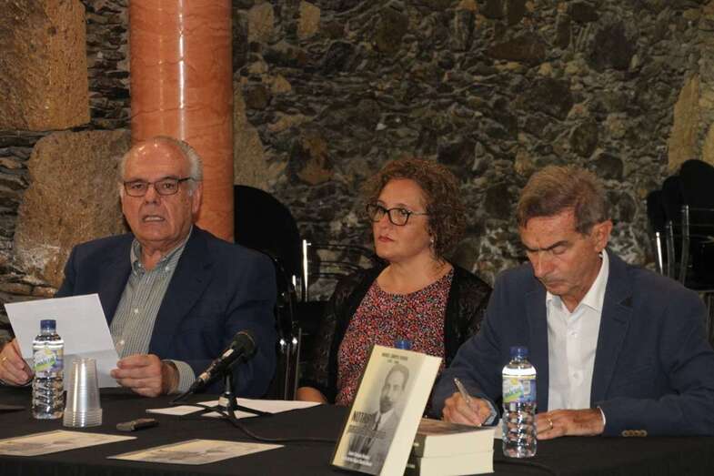 La presentación se celebró el pasado jueves en la biblioteca Arnao (Foto Jesús Ruiz Mesa)
