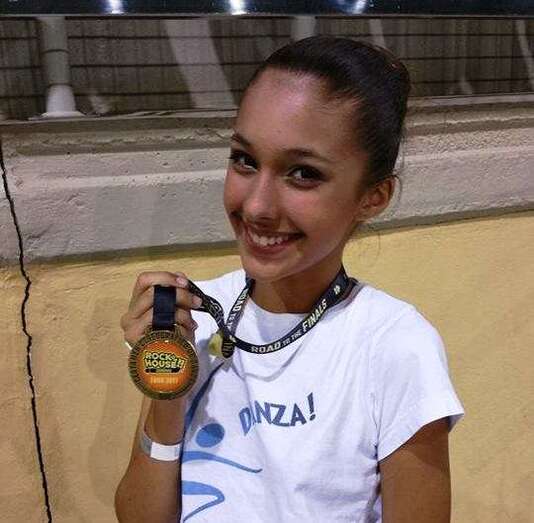 Lucía Castellano muestra con alegría la medalla (Foto TA)