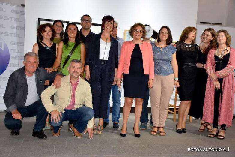 Artistas y concejala posan tras la inauguración de la muestra (Foto Antonio Alí)
