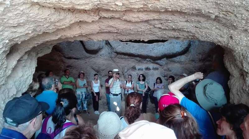 El cronista oficial explica las características de la llamada Cueva de la Virgen en Tara (Foto Carmelo Santana Suárez)