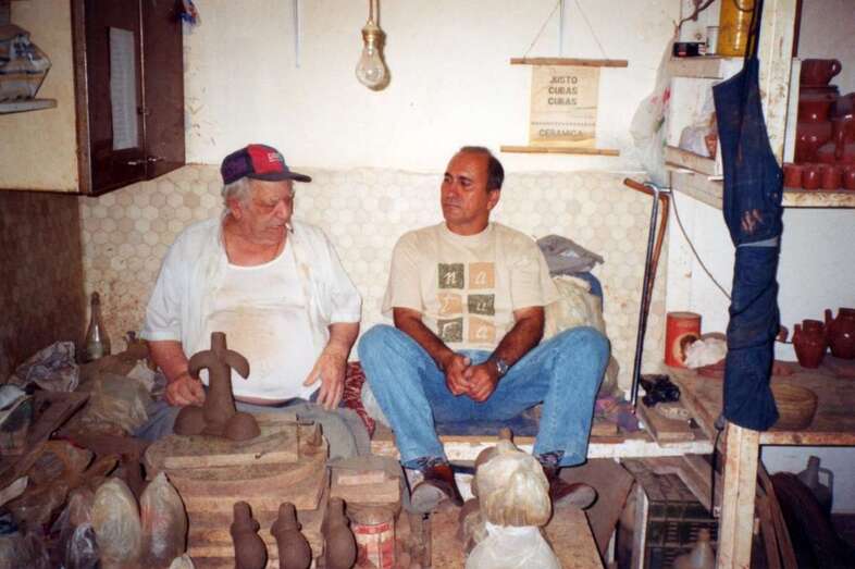 Imagen de archivo en la que se ve al alfarero Justo Cubas (Foto Fedac)