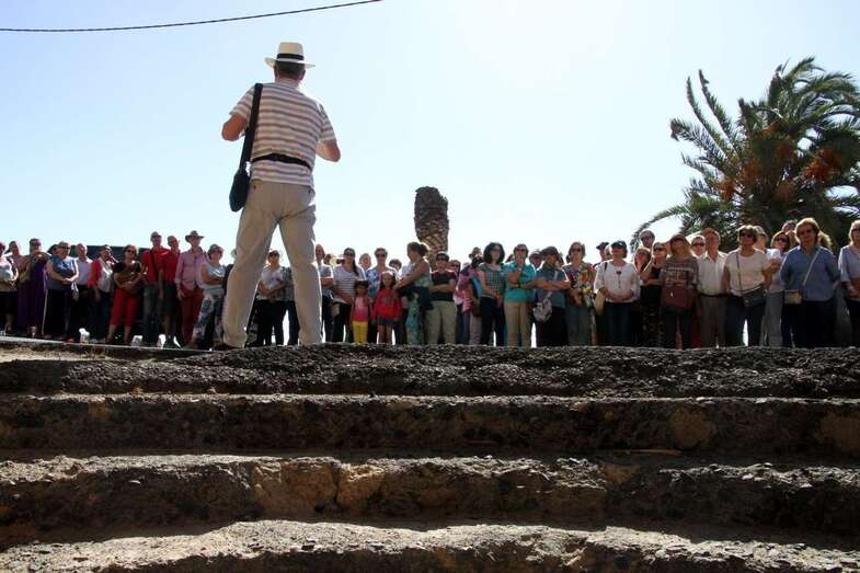 El cronista oficial de la ciudad y también director de la Casa-Museo, Antonio María González Padrón, fue el encargado de guiar al grupo (Foto Jesús Ruiz)